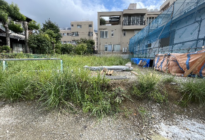 隣の空き地の雑草がひどい…草刈り機で刈っても大丈夫？|60代男性からの調査相談