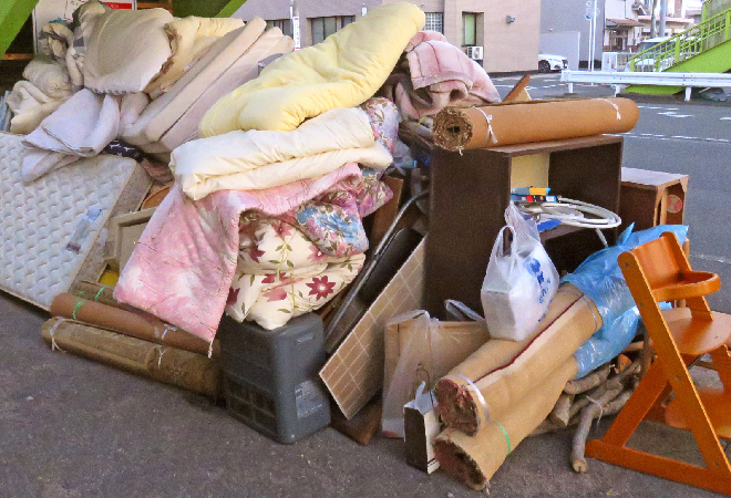 うちの前に粗大ごみが…」引っ越したご近所さんの置き逃げに困っています|50代女性からの調査相談