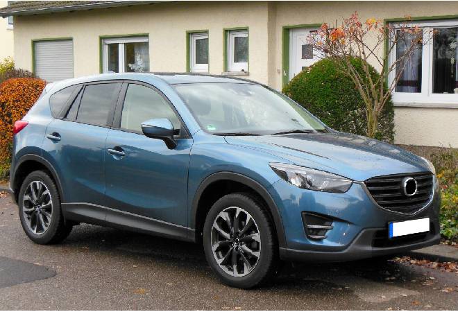 住宅の前に停められた一台の青い車。