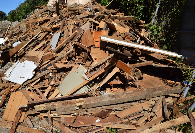 山に不法投棄された瓦礫の写真。