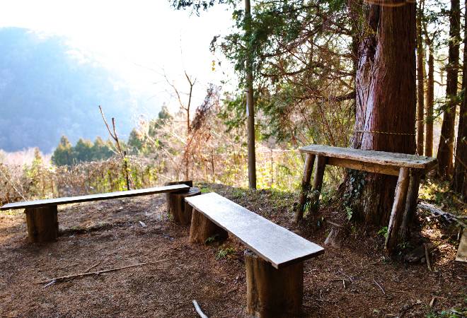 登山途中の休憩スペース。