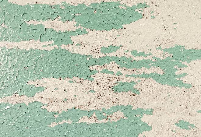 床にまかれた塗料。