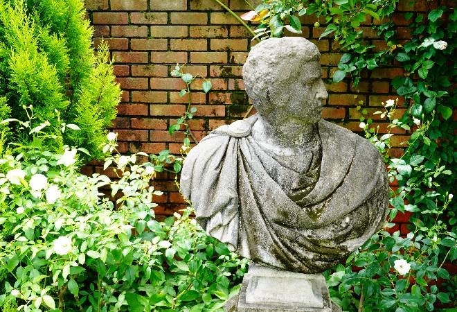 庭に置かれた石像。