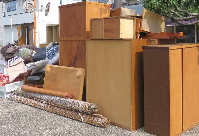 家の前に放置された不用品の山。